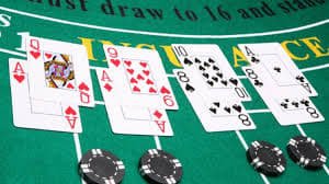 Antarmuka permainan Ceme Online di badut 4d dengan tampilan kartu domino dan nilai poin